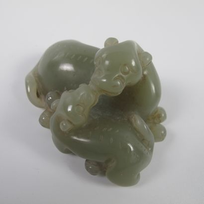 null Composition en jade céladon d’un tigre et son petit formant pendentif. Jade...