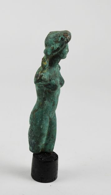 null Statuette de la Déesse Vénus.Bronze patiné,manques visibles en l’état.Style...