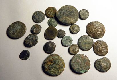 null Vingtaine de monnaies grecques en bronze.
