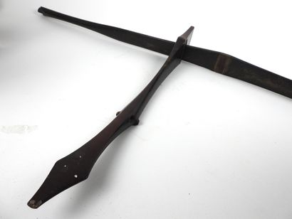 null Ethnic crossbow. Fang,

Gabon. 52cm, used condition.

L :approx 97cm.