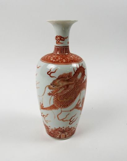null China vase, polychrome porcelain with dragons.

Restoration to the lip.

H ...