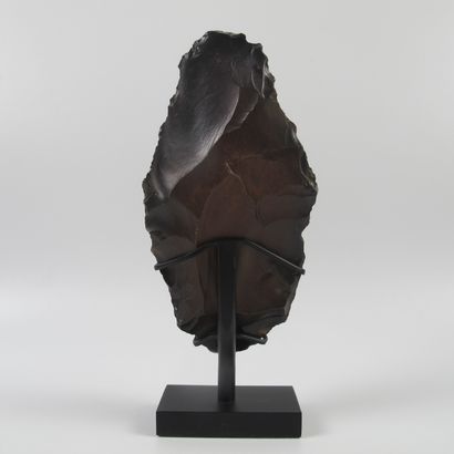 null Predynastic spear point. Flint with chocolate patina. L 13cm. Metal base. Old...