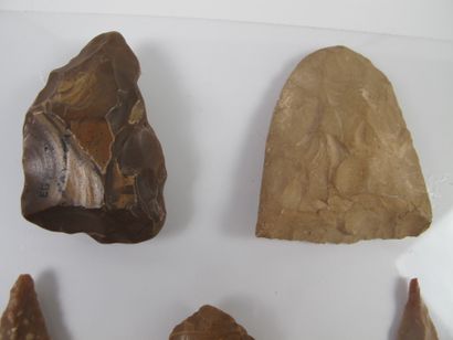 null Collection of eight pre-dynastic Fayumian flints. L 4.5 to 7 cm. Five arrowheads...