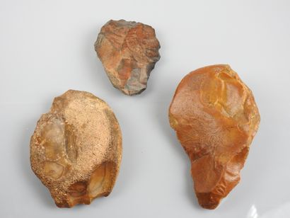 null Trois objets artéfacts préhistoriques dont un biface à patine fluviatile ou...