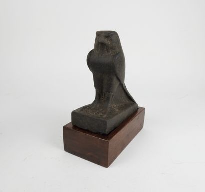 null Dieu Faucon Horus.

Diorite noire.Style Basse Epoque.,L :15,5cm.H :18cm. 

...