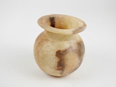 null Vase with globular body.

Alabaster with patina.small missing parts, the body...
