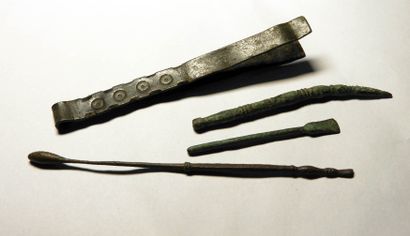 null Quatre instruments en bronze.Epoque romaine.

L :5,5 à 10,8cm.