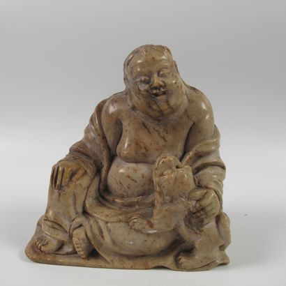 null Statuette de Putai jouant avec un petit chien bouddhique. Stéatite beige. H...