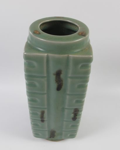 null DIVERS

42.	342. Vase « Longquan » en forme de jade archaïque « Cong ». Porcelaine...