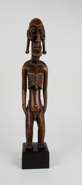 null Idole masculine d’ancêtre dite Kava kava aux traits hiératiques.Bois sculpté...