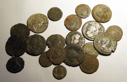 null Vingtaine de monnaies en bronze ou autre.Epoque romaine.