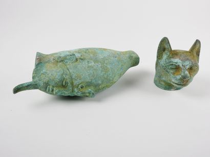 null Head of a cat and head of Osiris. Bronze. Saite style.

H :7 and 18,5cm.