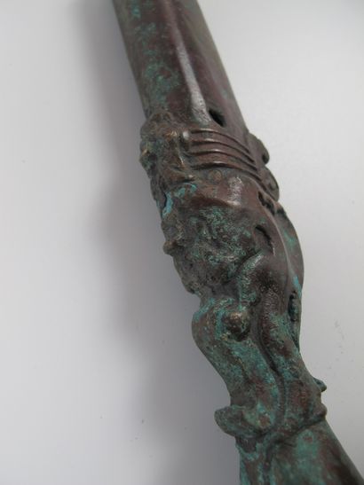 null Manchon pour hampe d’arme d’hast (Bronze sleeve of lance shaft). Bronze à patine...