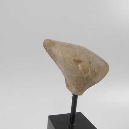 null Kylia fertility idol head. Translucent marble. L 4.5cm. H 3 cm (10.5cm with...