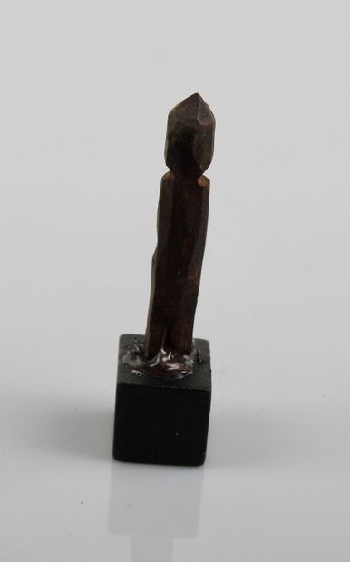 null Wooden idol carved with simplified hieratic features.

Nile basin or eastern...