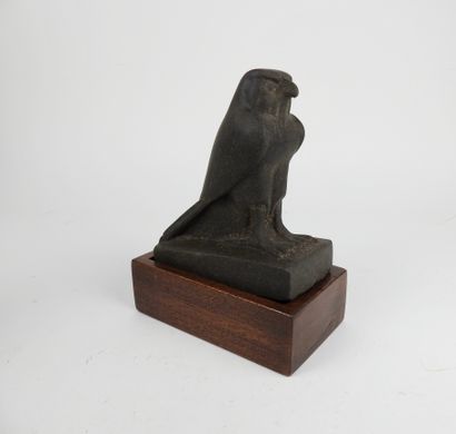 null Falcon god Horus.

Black diorite, L :15,5cm, H :18cm. 

 

Ref :Object to be...