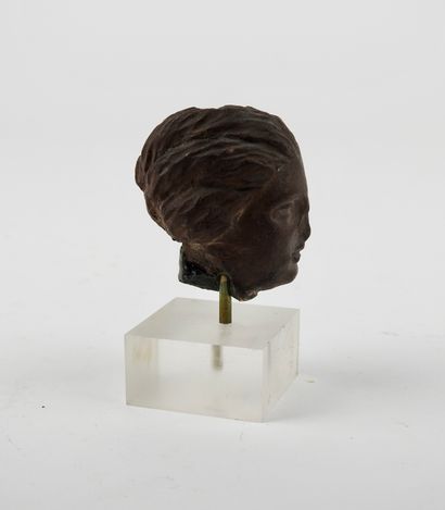 null Female terracotta head in the Greco-Roman style.

H : 4,5cm