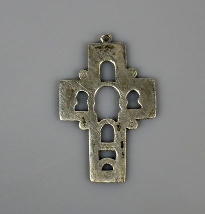 null Grande croix représentant un chevet d’église

Argent 5 cm

Probablement méd...