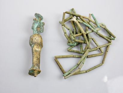 null Collier perles de momie en 

fritte et Dieu Osiris en bronze.Basse Epoque et...