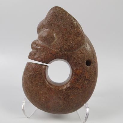 null Amulette au Dragon-Cochon « Zhulong ». Jade néphrite. L 10cm. Chine du nord-est,...