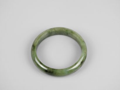 null Deux bracelets,jade et quartzite.D :8 et 7,5cm.