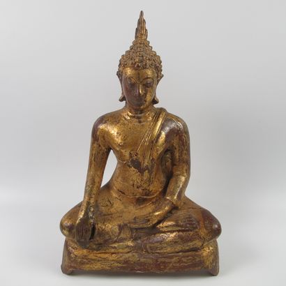 null Statuette de Bouddha assis en posture de prise de la terre à témoin. Bronze...