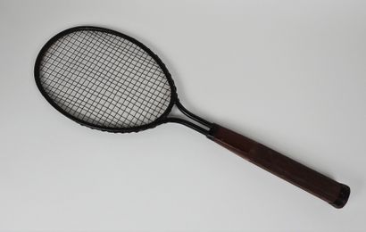 null Tennis racket. Dayton tennis racket, brown wood handle, black frame, original...