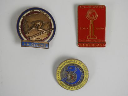 null SKI. 1960, 62, Ensemble de 3 badges importants: a) Ecole de ski Français, La...
