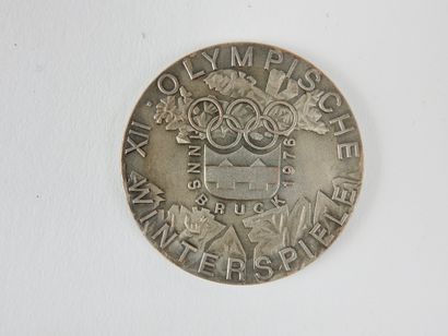 null Jeux Olympiques. Médaille commémorative ronde métal argenté des Jeux d’hiver...