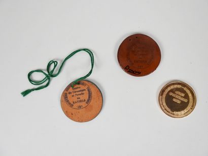 null Jeux divers. Jeux d'Abidjan 1961. Côte d'Ivoire. Trois pièces: a) la médaille...