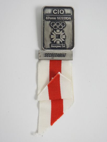 null Jeux Olympiques. 1984, 87° session du CIO à Sarajevo, badge en métal argenté,...
