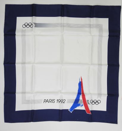 null Jeux Olympiques.1992 superbe foulard en soie avec Tour Eiffel sur fond bleu...
