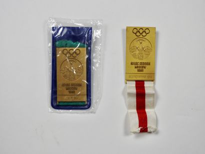 null Jeux Olympiques. 1980 Moscou. 83e Session. 2 insignes en métal doré : a) r ruban...