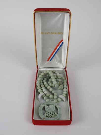 null Jeux Olympiques. 1988 Séoul. Collier jadeite avec en médaillon avec les logos...