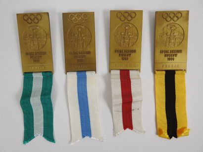 null Jeux Olympiques. 1980. 83° Session du CIO à Moscou. 4 Plaquettes en bronze avec...