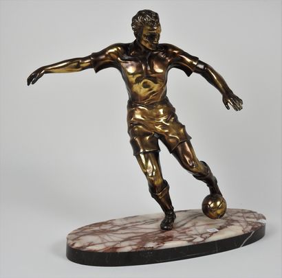 null Football. Sculpture Joueur de football en métal patiné doré, sur socle en marbre,...