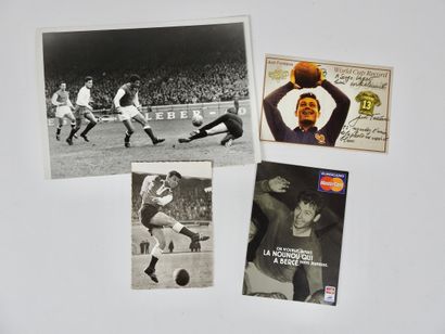 null Football. Fontaine (Just). Quatre documents : a) grande photo de presse originale...