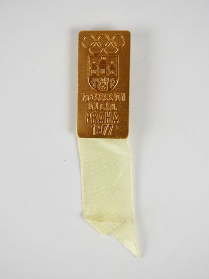 null Jeux Olympiques 1977. Prague 1977 - 79e session. 1 insigne (métal doré) ruban...