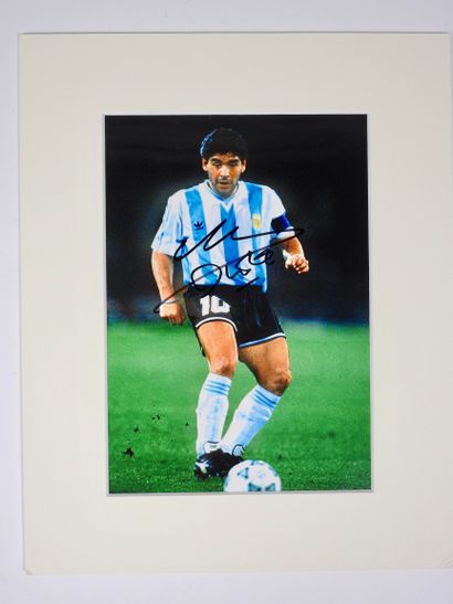 null Football. Maradona (Diego). Argentina. Autograph. On a color photo where you...