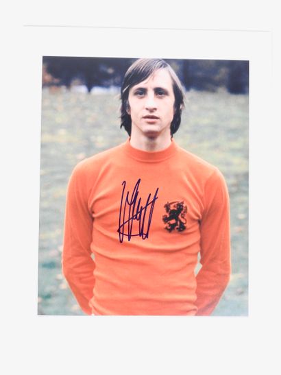 null Football. Cruijff (Johan). Autograph. Superb color photo signed by the flying...