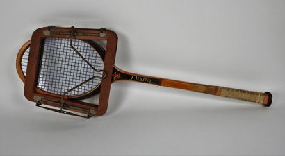 null Tennis. Raquette de longue paume de marque J. Wallez, marron clair et noir avec...