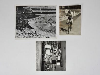 null JO. Melbourne 1956. Trois photos sur ou autour. a) le défilé de la cérémonie...