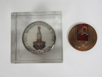 null Olympic Games. MOSCOW

Two commemorative medals: silver in plastic case with...