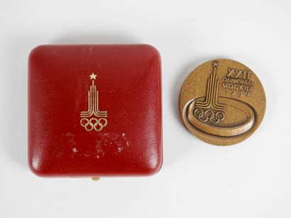 null Jeux Olympiques. Moscou 1980, médaille commémorative, avers : le stade et logo...