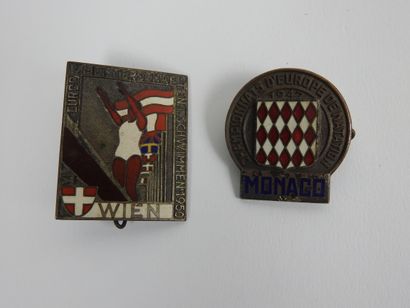 null Jeux Olympiques. 1947-1950. Championnats d'Europe de natation, 2 badges en métal...