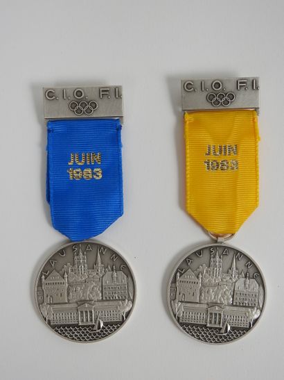 null Jeux Olympiques. Juin 1983 lausanne, session CIO FI,2 médailles classiques avec...