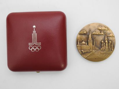 null Jeux Olympiques. Médaille officielle des participants vue du Kremlin et revers...