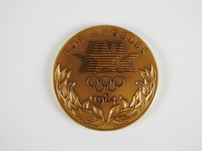 null Jeux Olympiques. Los Angeles 1984, médaille commémorative, avers : la torche...