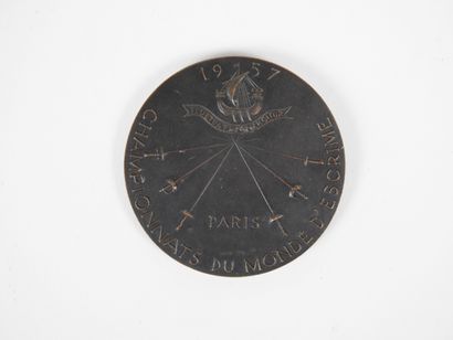 null Escrime. Mondiaux 1957 Paris. Médaille commémoratrive en bronze des championnat...