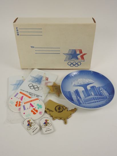null Jeux Olympiques. Los Angeles 1984. Onze pièces a) paquet poste carton avec logo...